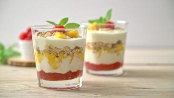 Framboesa fresca e iogurte com granola - estilo de comida saudável video