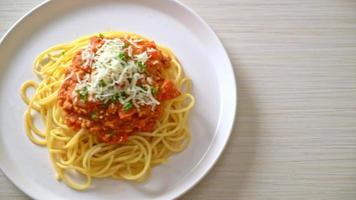 spaghetti alla bolognese di maiale o spaghetti con salsa di pomodoro tritato di maiale - stile italiano video