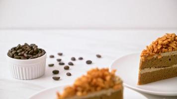 Bolo caseiro de amêndoas de café em prato branco video
