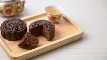 torta di luna cinese sapore di cioccolato fondente sul piatto di legno video