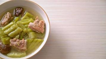 courge amère avec soupe de côtes levées de porc - style de cuisine asiatique video