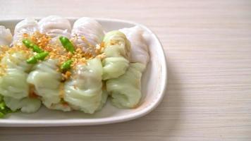 gestoomde dumplings met rijstvel en gestoomde tapioca dumplings met varkensvlees video
