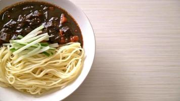 jajangmyeon o jjajangmyeon son fideos coreanos con salsa negra - estilo de comida coreana video