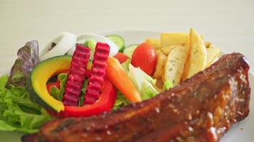 grill barbecue pork spare ribs with vegetables video