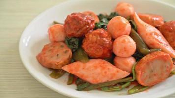 mexa bolas de peixe frito com molho yentafo - estilo de comida asiática video