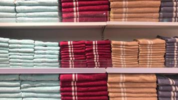 toalla de colores en la estantería de una tienda minorista video