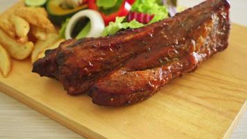 grill barbecue pork spare ribs with vegetables video