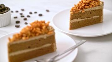 hausgemachter Kaffee-Mandel-Kuchen auf weißem Teller video