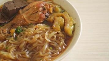 Fideos de pollo guisados en un tazón de sopa marrón - estilo de comida asiática video