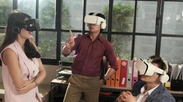 trabalhadores multirraciais usam equipamentos de simulador de fone de ouvido vr para visualização 3d ciberespaço, visualização e toque interativo, espaço de trabalho digital futurista no escritório, dispositivo de gadget, experiência emocionante. video