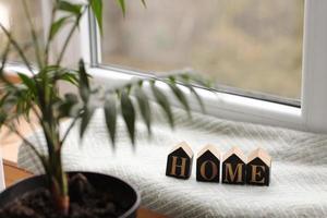 decoración del hogar de naturaleza muerta en una casa acogedora con letras de madera con la inscripción hogar. el concepto de decoración y confort. enfoque selectivo foto