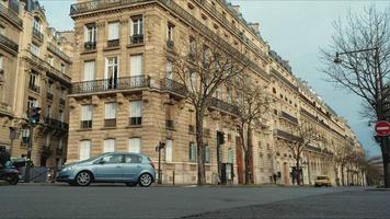 timelapse des voitures de la circulation dans la rue et de l'architecture des bâtiments parisiens en arrière-plan