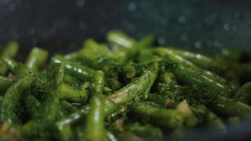 haricots verts cuits saupoudrés d'aneth video