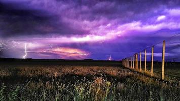 vista de una tormenta de truenos en la granja en uruguay foto