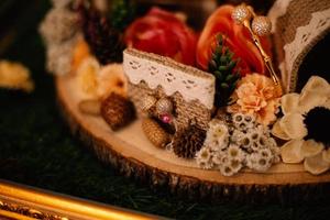 anillos de boda símbolo amor familia. un par de anillos de boda sencillos foto