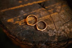 anillos de boda símbolo amor familia. un par de anillos de boda sencillos foto