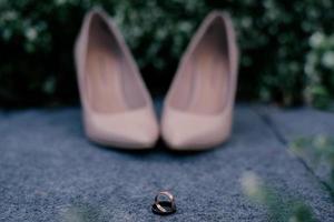 desenfoque de lujosos zapatos de boda marrones con anillo de bodas foto