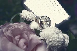 anillos de boda símbolo amor familia. un par de anillos de boda sencillos foto