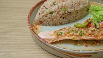 quinoa fried rice with steamed salmon in lime chilli dressing - healthy food style video