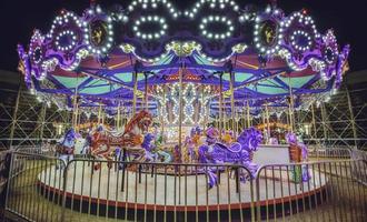 justo. carrusel con caballos. paseos a caballo niños carrusel en la feria foto