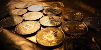 monedas de oro de criptomoneda bitcoin en el fondo dorado foto