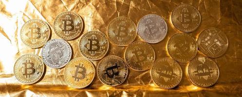 monedas de oro de criptomoneda bitcoin en el fondo dorado foto