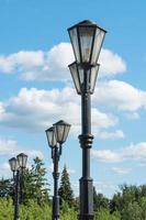 poste de luz contra el cielo en el parque foto