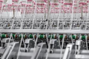 Maquinaria y equipo en el taller para la producción de hilo. fábrica textil industrial