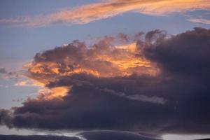 colorido cielo naranja y azul dramático con nubes para un fondo abstracto sobre graz, austria. foto