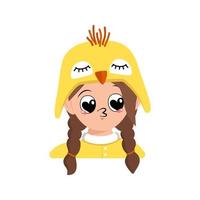 avatar de chica con grandes ojos de corazón y labios de beso en un lindo sombrero de pollo amarillo. cabeza de niño con cara alegre para pascua, año nuevo o disfraz para fiesta. ilustración plana vectorial vector