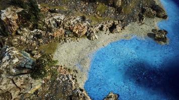 luchtfoto van vliegende drone van rotsachtig eiland in de Atlantische Oceaan video
