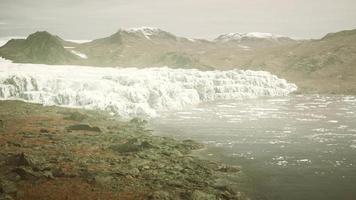 grand glacier sur la côte de l'antarctique un après-midi d'été ensoleillé video