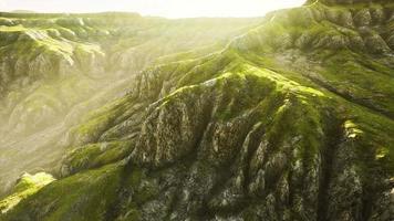 gräsmarker bred panorama med höst gräs fält och berg video