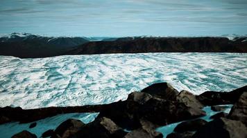flujo de glaciares a través de las montañas en islandia video