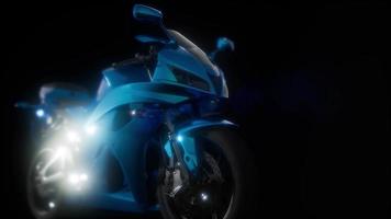 moto sportiva in studio scuro con luci intense video