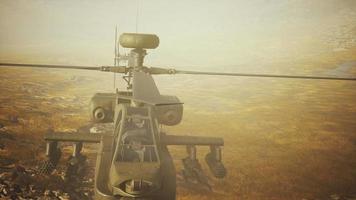 militaire helikopter in de bergen in oorlog video