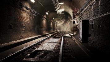 tunnel ferroviario vuoto vicino alla stazione della metropolitana video