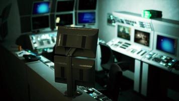 sala di controllo vuota della centrale elettrica video