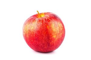 Cerrar manzana roja fresca sobre un fondo blanco.