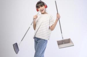 hermosa joven ama de casa sonriendo sobre fondo blanco foto