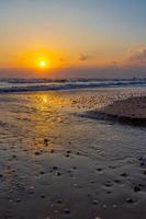 hermosas olas del mar en el amanecer de la mañana. foto