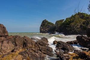 las olas y los fuertes vientos marinos barrían las rocas y los bajíos. las olas y la brisa marina chocan contra las rocas y las costas. foto