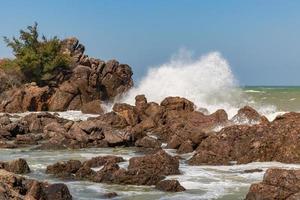 las olas y los fuertes vientos marinos barrían las rocas y los bajíos. las olas y la brisa marina chocan contra las rocas y las costas. foto