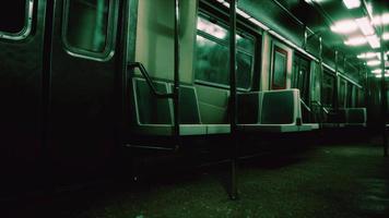 vagão do metrô está vazio por causa do surto de coronavírus na cidade video