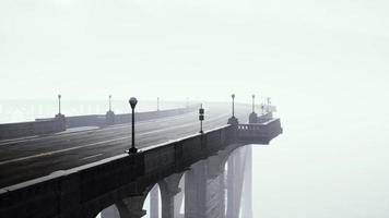 vista del puente sobre el río en la niebla