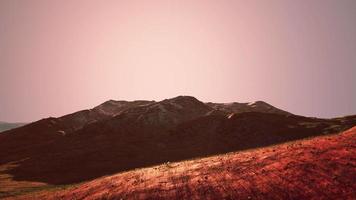 montagnes colorées au coucher du soleil d'été video