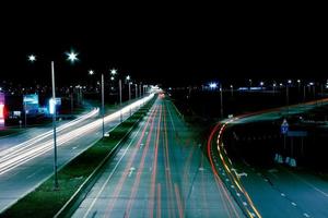 una carretera con senderos de luz. foto