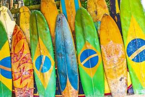 coloridas tablas de surf bandera brasileña ilha grande rio de janeiro brasil. foto