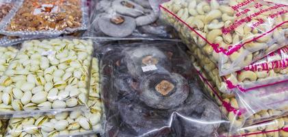 paquetes de frutas, nueces y semillas comida callejera tailandesa bangkok tailandia. foto