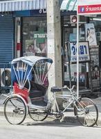 bangkok tailandia 10. enero 2020 bicicleta vieja rickshaw rikshaw trishaw en don mueang bangkok tailandia. foto